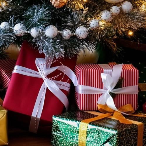 הרשים את עמיתיך לעבודה במסיבת חג המולד במשרד עם מתנות סנטה סודיות אלה אגודל 16 9 1536x864 1659726782 500x500 1